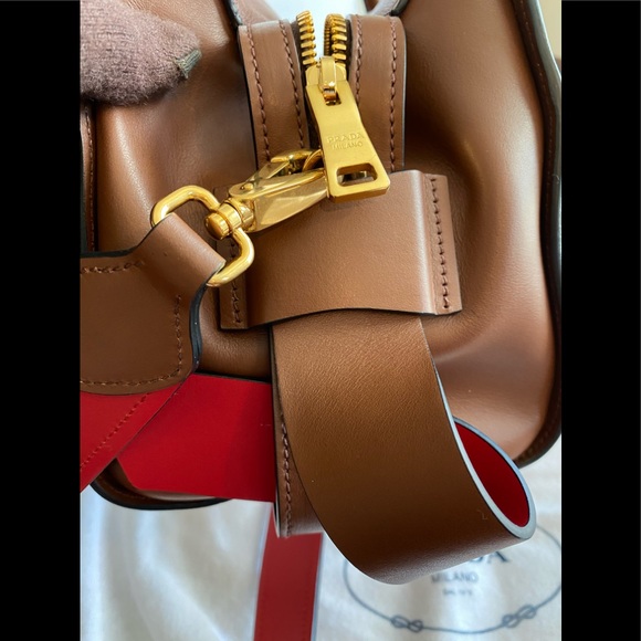 💥HOST PICK💥👜AUTHENTIC PRADA LEATHER HANDBAG 👜 - Picture 9 of 14